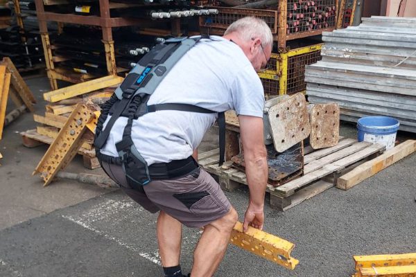 Brug af Bisko exoskelet i foroverboejet stilling
