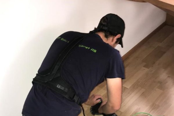 Medarbejder bruger spineband exoskelet