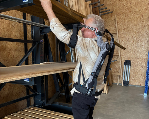 ALTUO exoskelet støtter ved arbejde over skulderhøjde