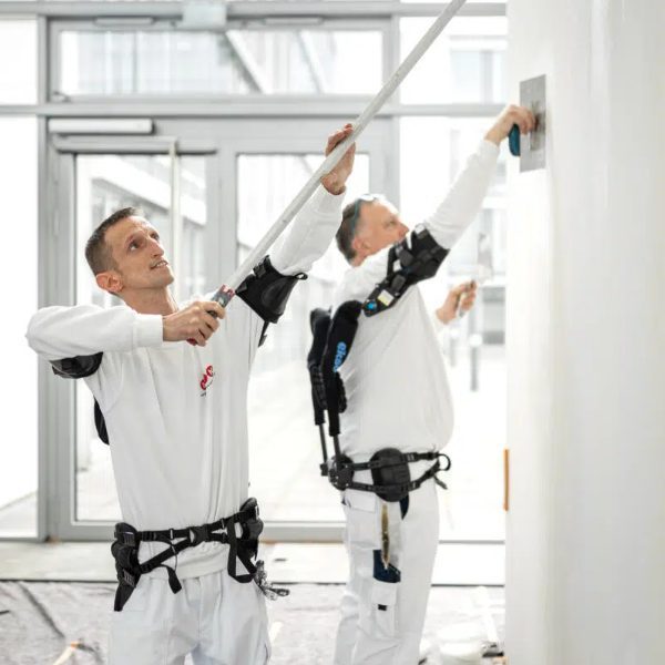 Haandvaerkere bruger exoskeletter